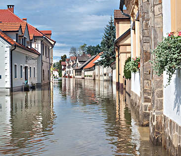 Naturgefahrendeckung Wohngebäude -Häuser stehen unter Wasser